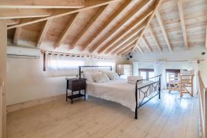 - une chambre avec un lit et un plafond en bois dans l'établissement Fasolaki, Skopelos Town, à Skopelos