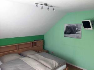 Postel nebo postele na pokoji v ubytování Ferienwohnung Buchbergblick