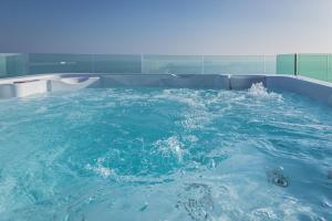Bazén v ubytování Modern sea front jacuzzi Blue Sky nebo v jeho okolí