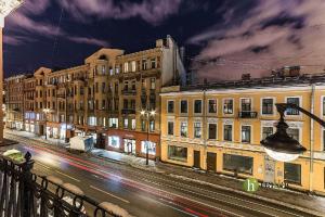 una calle de la ciudad por la noche con edificios y luces en Hotel Bolshoy 19, en San Petersburgo