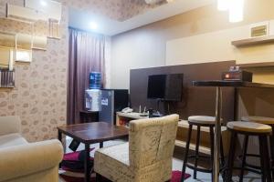 Televisyen dan/atau pusat hiburan di Minimalist 2BR Apartment at Tamansari Papilio By Travelio
