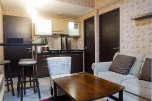 Dapur atau dapur kecil di Minimalist 2BR Apartment at Tamansari Papilio By Travelio