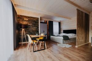 sypialnia z łóżkiem, stołem i krzesłami w obiekcie Apartamenty Oliwia w Małym Cichym