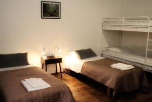 um quarto com 2 camas e um beliche em Hotelli Salpa em Luumäki