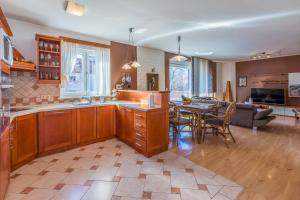 eine Küche und ein Wohnzimmer mit einem Tisch und einer Couch in der Unterkunft Apartments Alin in Dramalj