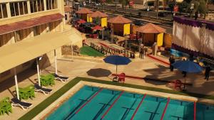En udsigt til poolen hos Jewel Al Nasr Hotel & Apartments eller i nærheden