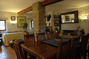 comedor con mesa de madera y sillas en Casa Rural Cortijo del Zoco Bajo, en Pozoblanco