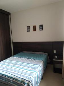 - une chambre dotée d'un lit avec 3 photos sur le mur dans l'établissement park Veredas, à Rio Quente
