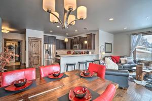 Η κουζίνα ή μικρή κουζίνα στο Main St Bozeman Condo - Walk to Parks and Eateries!