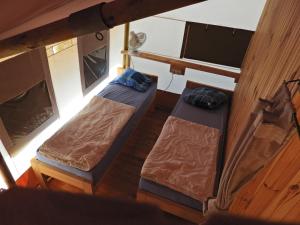 een uitzicht op twee bedden in een kamer bij Drago Tours LODGE TENT, Valkanela in Vrsar