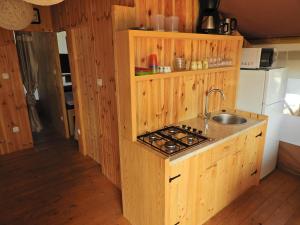 een houten keuken met een wastafel en een fornuis bij Drago Tours LODGE TENT, Valkanela in Vrsar
