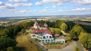 una vista aérea de una gran casa en una colina en Der Florenberg - Gipfel für Genießer en Künzell