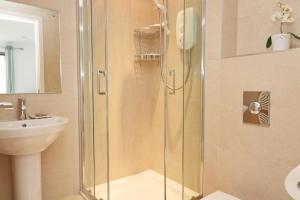 ein Badezimmer mit Dusche und Waschbecken in der Unterkunft APARTMENT BY THE BEACH The Foxcove in Saint Merryn + 8 Fotos