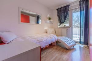 ein Schlafzimmer mit einem Bett, einem Schreibtisch und einem Fenster in der Unterkunft Apartments Alin in Dramalj