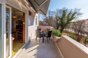 Ein Balkon oder eine Terrasse in der Unterkunft Apartments Alin