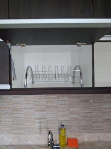 uma cozinha com dois lavatórios e duas torneiras em park Veredas em Rio Quente