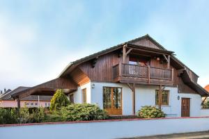 een huis met een houten dak bij Gîte chez Patou in Wintzenheim