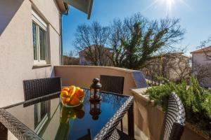 Ein Balkon oder eine Terrasse in der Unterkunft Apartments Alin