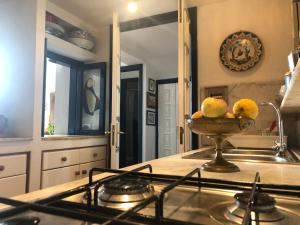 Una cocina con un bol de fruta en la encimera. en Casa Taormina, en Taormina 19 fotos más