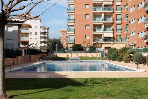 Bazén v ubytovaní Suitur beach apartment with pool alebo v jeho blízkosti