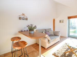 Ruang duduk di Well View Cottage