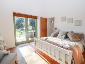 Un pat sau paturi într-o cameră la Well View Cottage