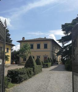 duży dom z bramą przed nim w obiekcie Villa La Piccioncina Firenze we Florencji