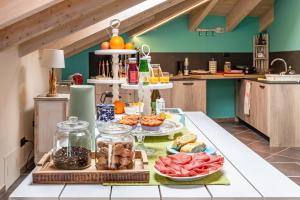Jedlo v ubytovaní bed & breakfast alebo blízkom okolí + 18 fotografií