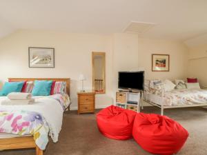 1 dormitorio con 2 camas y TV de pantalla plana en Castlerigg, en Keswick