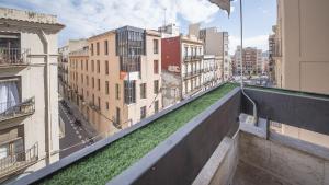 タラゴナにあるApartment Unio, TarracoHomesの緑の芝生のある建物の屋根からの眺め