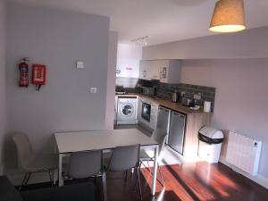 Cuisine ou kitchenette dans l'établissement City Centre Apartments in Galway