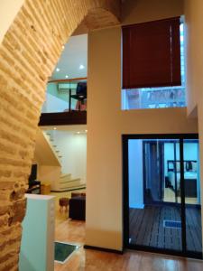 埃武拉的住宿－Casa de Santo André，客厅和用餐室的楼梯的景色