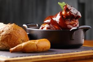Makanan di atau berdekatan hotel