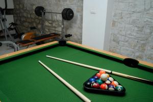 Ein Billardtisch in der Unterkunft Stone Villa Rea