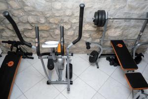 Das Fitnesscenter und/oder die Fitnesseinrichtungen in der Unterkunft Stone Villa Rea