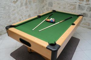 Ein Billardtisch in der Unterkunft Stone Villa Rea