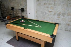 Ein Billardtisch in der Unterkunft Stone Villa Rea