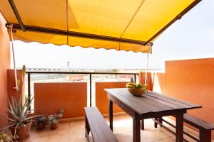 Un balcón o terraza de Home2Book La Tejita Beach