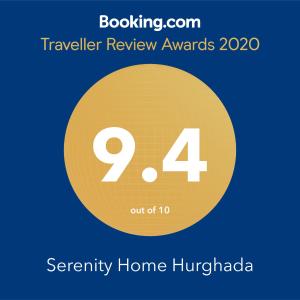 um sinal que lê prémios de revisão de viajantes com um círculo amarelo em Serenity Home Hurghada em Hurghada