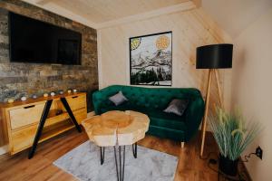 Televízia a/alebo spoločenská miestnosť v ubytovaní Apartamenty Oliwia