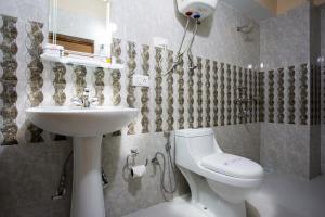 Bathroom sa Golden Kuensel Resort & Spa