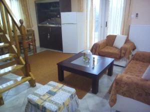 - un salon avec une table basse et un canapé dans l'établissement Kimi apartments 1, à Toluca