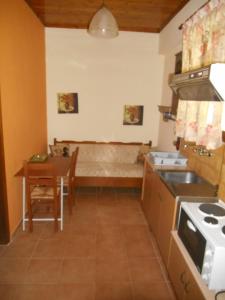 Gallery image of Violetta Studios & Apartments in Mil&iacute;na