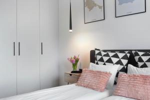 Posteľ alebo postele v izbe v ubytovaní Elite Apartments Old Town Rajska Residence