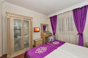 Кровать или кровати в номере Istanbul Holiday Hotel