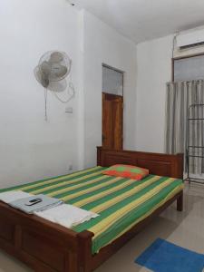 1 dormitorio con 1 cama en una habitación con ventilador en Duncan Murray Villa, en Hambantota