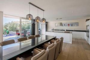 Η κουζίνα ή μικρή κουζίνα στο Villa Emerald