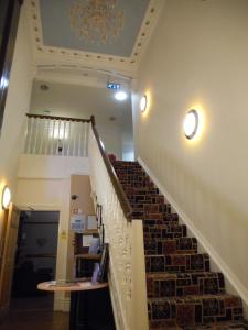 een trap in een gebouw met een trap bij High Tor Hotel in Matlock