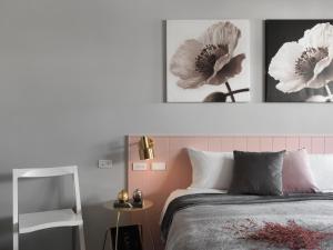 a bedroom with a bed and a picture of flowers at Mr.Mantter in Taichung