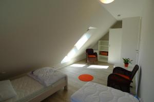uma sala de estar com um sofá, uma cama e uma escada em Haus STRANDHAFER WF-07 (rechts) em Wustrow